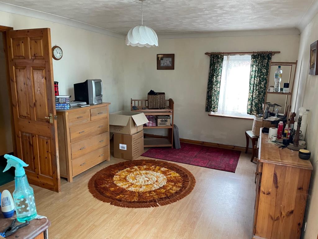 Lot: 21 - DETACHED FIVE-BEDROOM CHALET BUNGALOW FOR IMPROVEMENT - bedroom